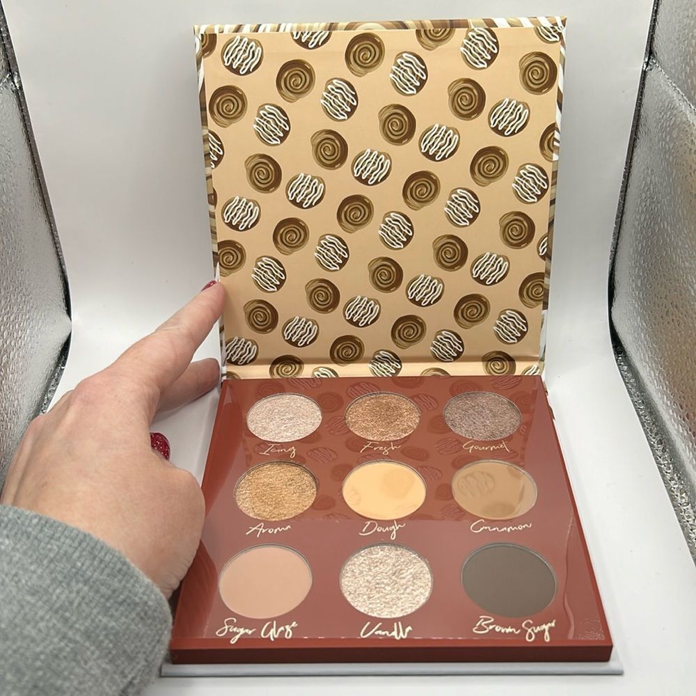 Beauty Bakerie The Chosen Bun Eyeshadow Palette NWT - Picture 3 of 6